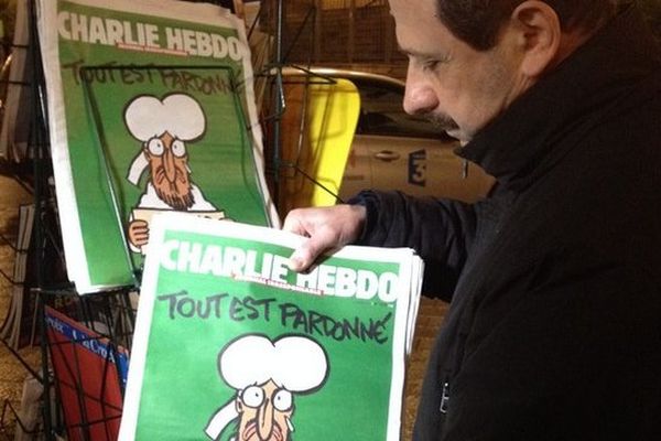 Pour faire face à la demande, Charlie Hebdo va tirer à 5 millions d'exemplaires. Sami, kiosquier de la place du Palais de Justice à Nice.