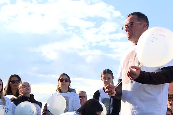 Des ballons blancs pour rendre hommage à Enzo mortellement agressé il y a un an jour pour jour