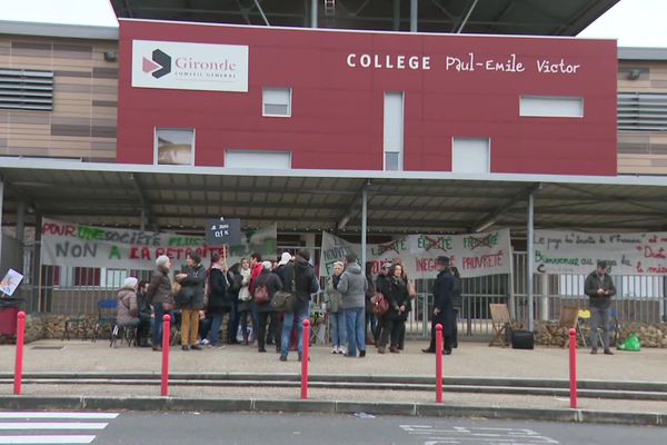 Devant le collège Paul Emile Victor à Branne ce jeudi matin