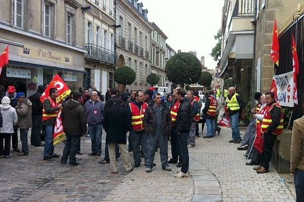 Les salariés de Carrier manifestent devant le tribunal de commerce d'Alençon (Orne), le 4 novembre 2013