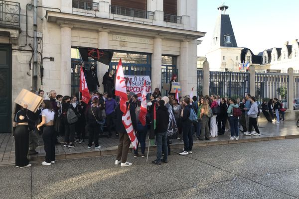 Ils étaient plus d'une soixantaine mobilisés ce matin devant le Lycée Victor Hugo de Poitiers.