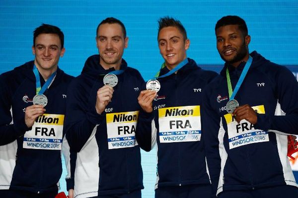 (De gauche à droite) Clément Mignon, Jérémy Stravius, Jordan Pothain et Mehdy Metella ont gagné la médaille d'argent lors des championnats du monde dans la nuit du 6 au 7 décembre 2016, au Canada.