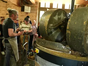 Démonstration de production de l'huile de noix au Moulin de la Vie Contée en Corrèze.