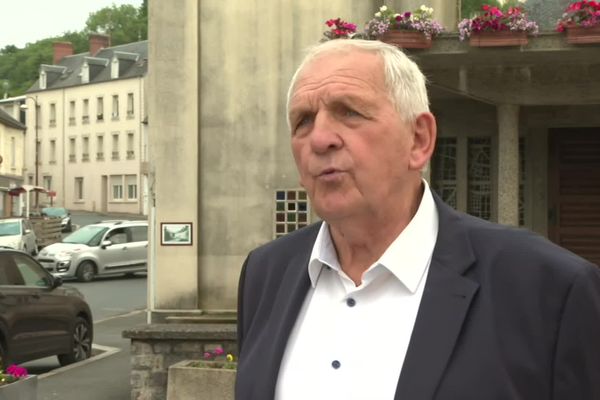 Michel Richomme, le maire de Pont-Hébert, dans la Manche, au lendemain de son agression.