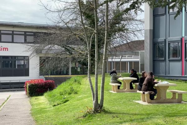 Les laboratoires de recherches se situent au sein du campus. Limoges, le 6 avril 2023.