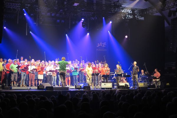 Une centaine de choristes entonnantes chants contestataires aux côté de Sylvain Kassap et de ses musiciens