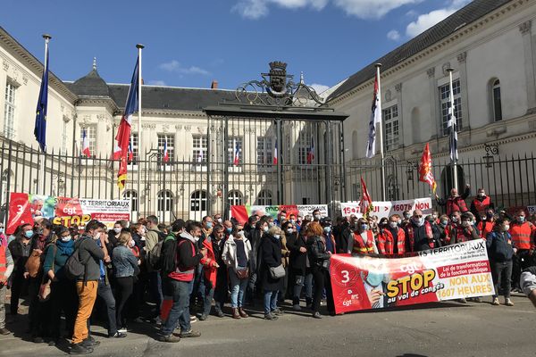 Environ 200 agents étaient rassemblés en fin de matinée devant l'ancien hôtel de ville de Nantes.