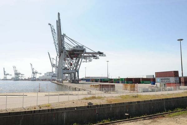 Un poids lourd transportant 40 tonnes de bois s'est couché sur le flanc au terminal de l'Atlantique du Havre jeudi 22 août 2024.