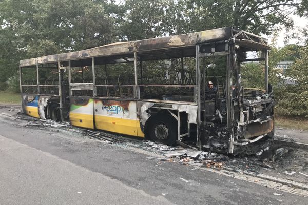 Un car Aléop de la région Pays de la Loire fait partie des véhicules volontairement incendiés, dans la soirée du 9 au 10 septembre.