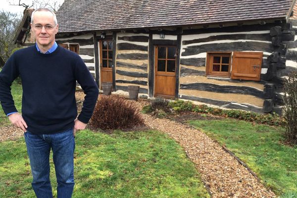 Allier : la maison de Pascal Harmand, dite "à tronc couchée", récompensée par une association pour la sauvegarde du patrimoine.