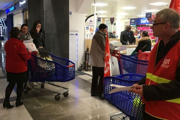 Les salariés de Carrefour Alma ont informé les clients à l'entrée du magasin