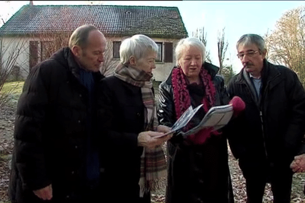 En 1976, dans l'Orne, trois familles ont construit leurs maisons sur un terrain commun. 40 ans après, elles s'apprêtent à renouveler l'expérience.