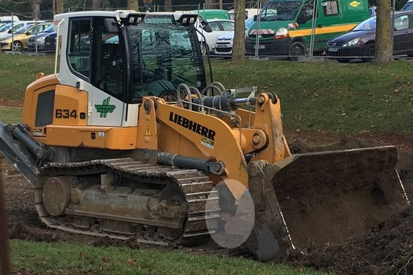 Un opposant à l'installation de ce skatepark s'est glissé sous un engin de chantier au Grand Jard (Châlons-en-Champagne).