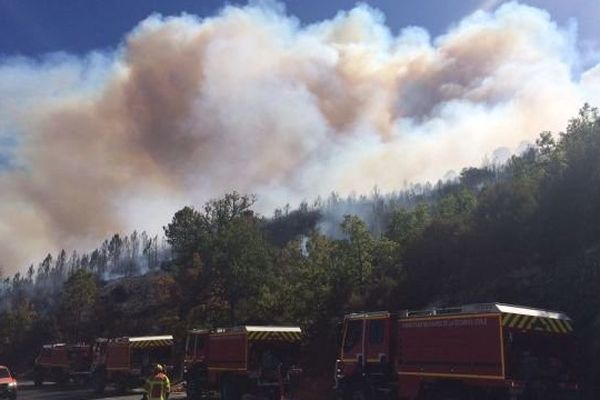 Lundi août vers 16 heures, le feu progressait rapidement