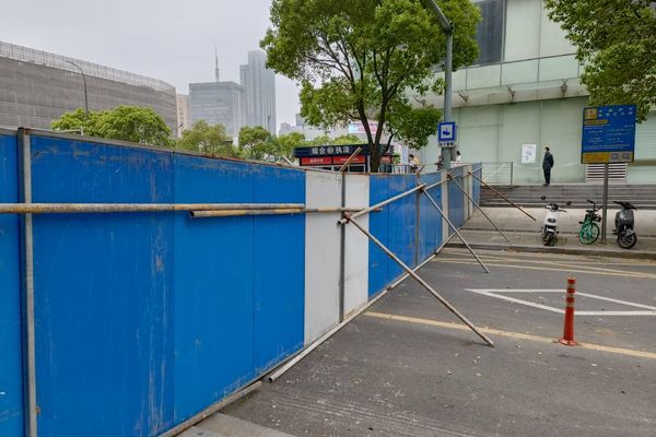 Des barricades comme celle-ci ont été installées en une nuit et ceinturent complètement le quartier résidentiel où vit Edouard Juskowiak