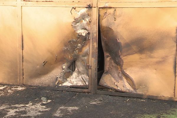 La devanture de l'établissement Le Phoenix a été endommagée par une explosion dans la zone industrielle de Bastia.