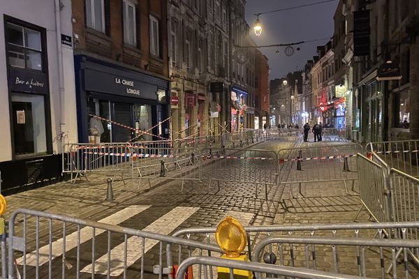 La rue de la Monnaie à Lille. Mercredi 30 novembre soir, après que le périmètre de sécurité a été élargi.