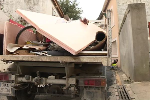 Après les intempéries à Olonzac dans les bennes, s'entassent des kilos de marchandises et de mobiliers perdus - 30 janvier 2017