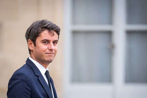 Gabriel Attal vient visiter un élevage bovin dans la Marne