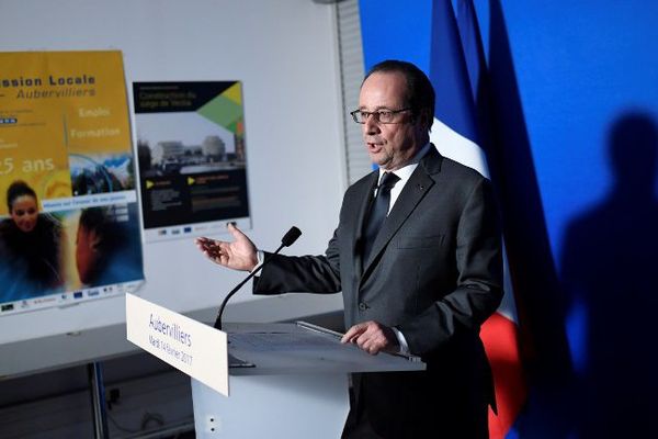 Le président de la République François Hollande lors d'un déplacement à Aubervilliers, en Seine-Saint-Denis, sur le thème de l'emploi des jeunes, le 14 février 2017.