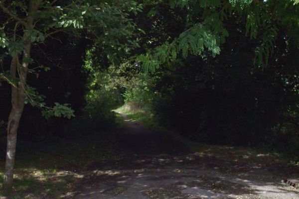 C'est dans ce chemin attenant à l'avenue Charles de Gaulle que l'homme se serait immolé.