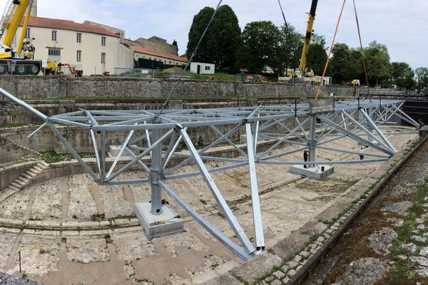 Installation de la structure de base de l'accroc-mâts dans la cale de radoub où a été reconstruite l'Hermione