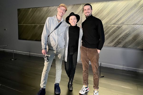 Sophie Jovillard au musée Soulages à Rodez, entourée de deux artistes ruthénois : le rappeur Andréas Touzé alias Lombre (à droite) et le photographe de rue, Jocelyn Calac.