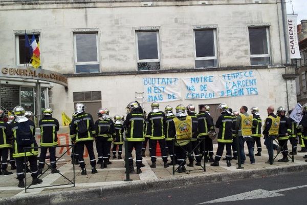 La manifestation des pompiers de Charente devant le bâtiment de conseil général