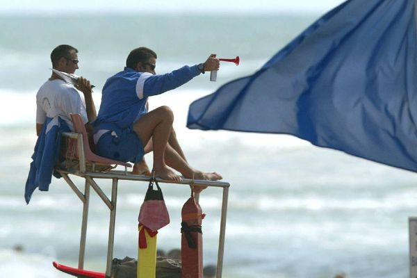 Pour se baigner en toute sécurité, il est préférable de se rendre sur une plage surveillée