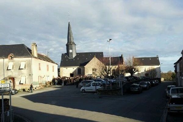 Environ 300 personnes étaient présente samedi matin à l'église de Saint-Hilaire-la-Treille (87)