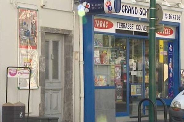 Le bar-tabac "le Grand Schlem", avenue Joseph Claussat à Chamalières, a été braqué mardi soir par deux individus, juste avant la fermeture.