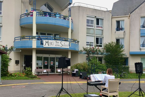 Isabelle Vajra a transformé l'Ehpad Andrée Rochefort au Pouliguen en Loire-Atlantique, en petit "théâtre de variétés" où elle chante Bécaud, Nougaro et Barbara pour les résidents