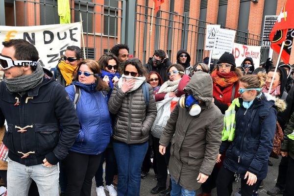 Des manifestants bloquent le rectorat de Toulouse le 4 avril 2019. En mars, ils avaient été délogés à coups de gaz lacrymogène