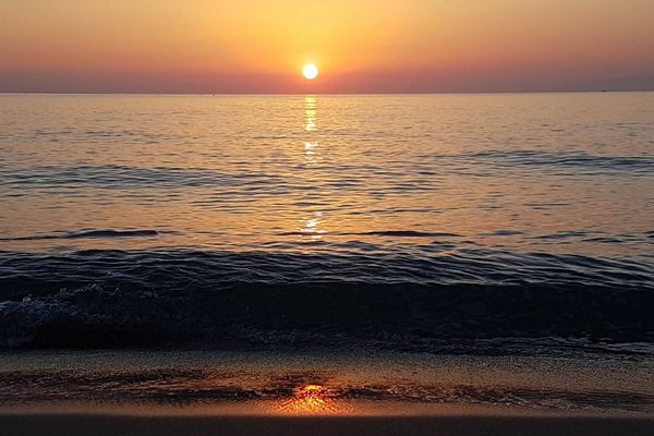 Lever de soleil sur la plage de la Marana (Haute-Corse)