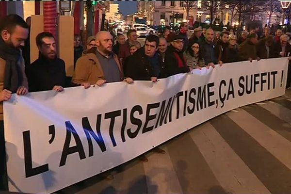 Manifestation contre l'antisémitisme place Bellecour à Lyon 