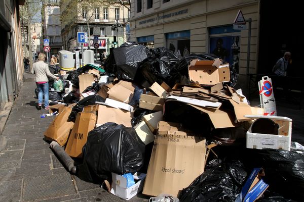 Les effets de la grève dans le quartier Noailles à Marseille. Quatrième jour de greve ce samedi