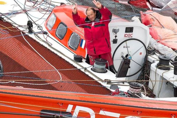 Francis Joyon bat le record de l'Atlantique Nord à bord de son trimaran rouge IDEC (16 juin 2013)