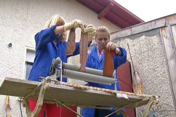 Monique et Marielle Philip recyclent les peaux de poissons. 