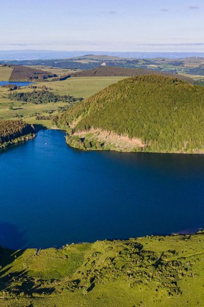 Vue aérienne du lac de Montcineyre, d’origine volcanique, formé par une coulée de lave, dans le Parc Naturel Régional des Volcans d’Auvergne.