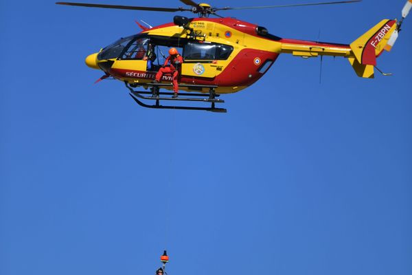 Un homme de 40 ans a été hopitalisé à Nîmes. Il est très grièvement blessé après avoir reçu une balle dans le dos après le déclenchement de son arme lors d'une chute sur les rochers lors d'une partie de chasse. Il a été héliporté.(Phto d'illustration)