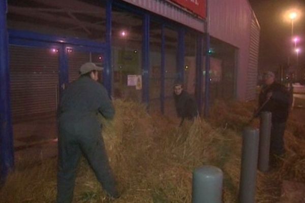 De la paille devant une grande surface de Maubeuge. 