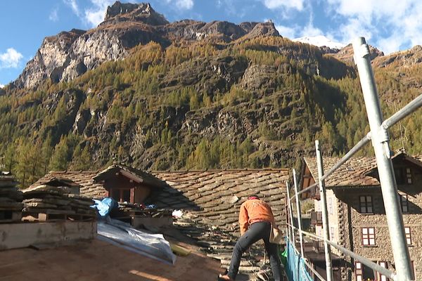 "Poser la montagne sur le toit des maisons", c'est le crédo d'Egle Fosson, la seule femme poseuse de lauzes dans les Alpes.