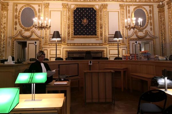 Salle d'audience à la cour d'appel de Rennes pendant le procès en appel de l'accident de train de Saint-Médard-sur-Ille