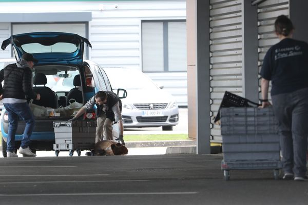 Parmi les secteurs en tension : les commerces en drive, certaines enseignes recrutent pour faire face à la hausse des clients depuis le début du confinement.