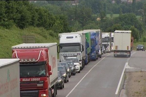 L'accident de Pessans, sur la RN83, a contraint les autorités à interrompre la circulation des poids-lourds. Le trafic a pu reprendre progressivement  en milieu de matinée.