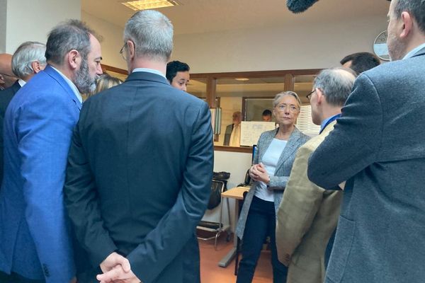 La première ministre Elisabeth Borne en déplacement à l'hôpital de Rodez, vendredi 7 avril 2023.