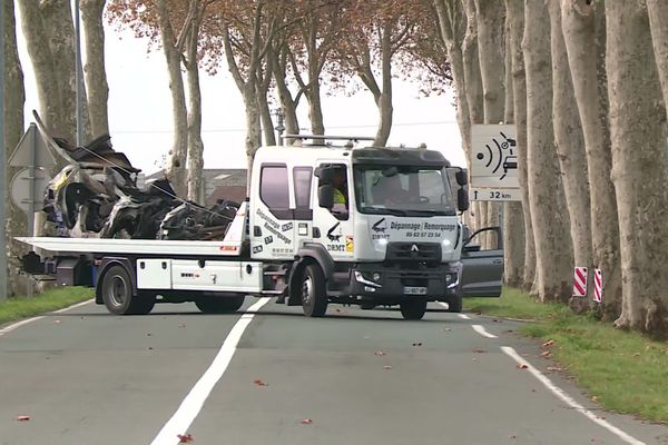 La voiture calcinée est évacuée en fin de matinée de la RD 988 entre Lisle-sur-Tarn et Gaillac. A son bord, quatre corps ont été retrouvés. Une 5ème victime, éjectée au moment du choc, n'a pu être réanimée.