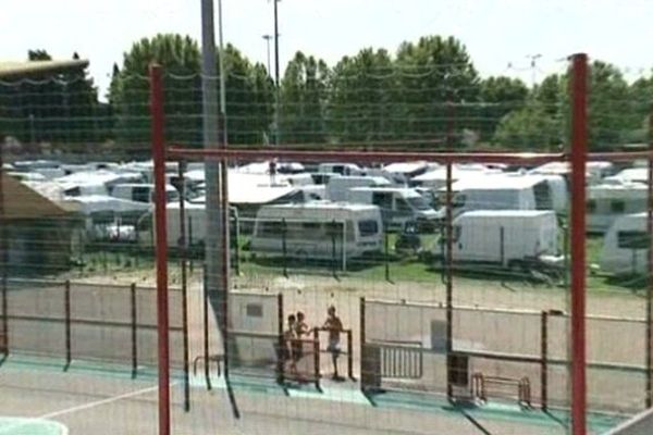 Les caravanes étaient installées depuis plusieurs jours illégalement sur le stade d'Aimargues, dans le Gard.