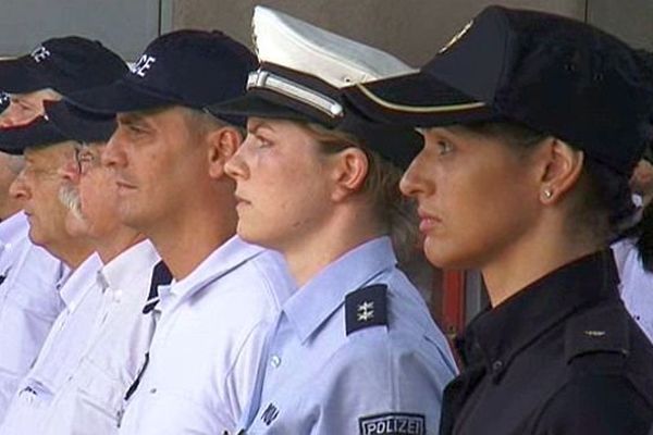 Agde (Hérault) - une policière espagnole et une policière allemande en renfort au commissariat - juillet 2015.