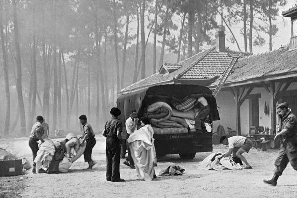 Évacuation, le 22 août 1949 lors du gigantesque incendie de la forêt des Landes de Gascogne, qui fit 82 morts.